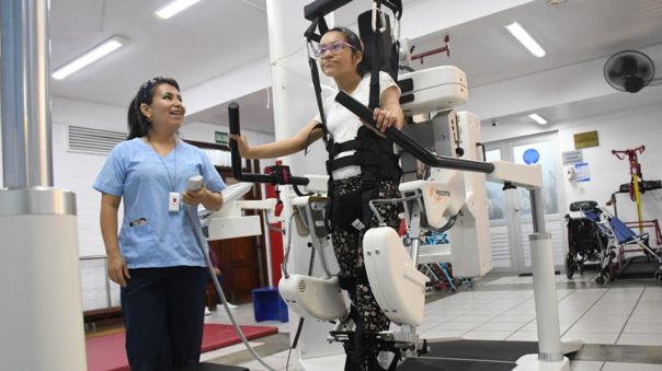 Conoce Lokomat, el robot que es capaz de ayudar de caminar a niños con discapacidad y que ha llegado a Perú