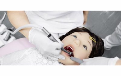 Crean un robot humanoide que simula el comportamiento de un niño en el dentista