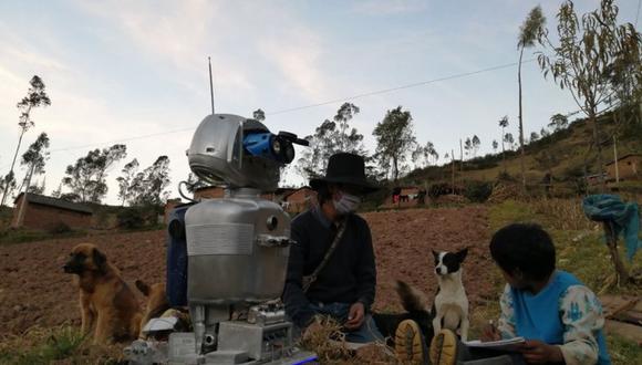 Kipi, el robot ecologista que recorre los Andes de Perú para dar clases