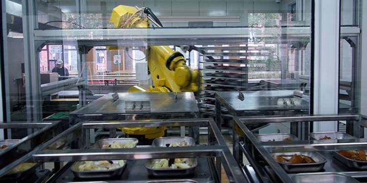 Robot prepara comida para escuelas en China