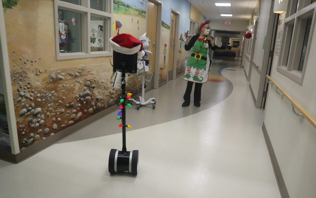 Robot ayuda a Santa y a la Sra. Claus a visitar a los pacientes virtualmente en el Bronson Children’s Hospital