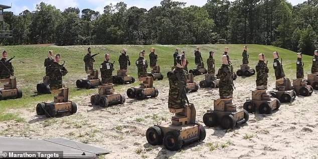 Los Infantes de Marina de los EE. UU. Disparan contra Robots Autónomos.