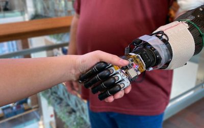 Crean una mano robótica con inteligencia artificial capaz de obedecer órdenes del cerebro y transmitir la sensación del tacto