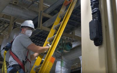 Así es L-Mo, un robot con forma de serpiente que trepa superficies verticales e inspecciona las centrales nucleares