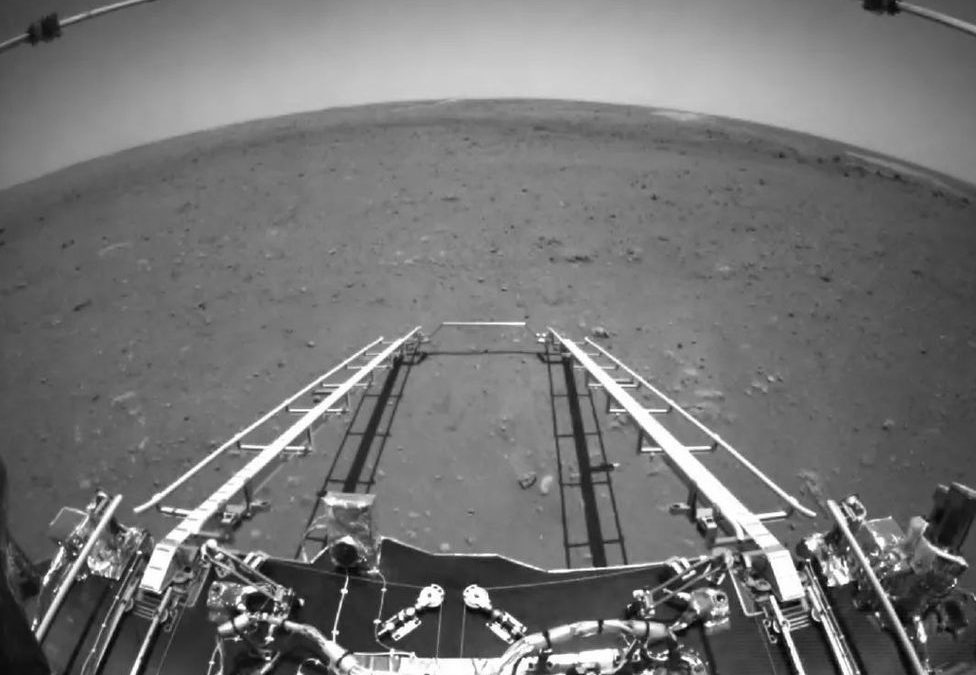 China publica las primeras fotos tomadas en Marte por su robot Zhurong