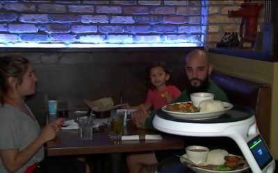 Utilizan robots en restaurante por falta de empleados