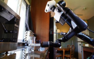 Los robots de Toyota quieren ser perfectos mayordomos: han aprendido a limpiar superficies brillantes y agarrar objetos blandos