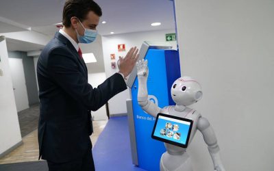 Banco del Pacífico presentó a Sophi, su robot de asistencia financiera