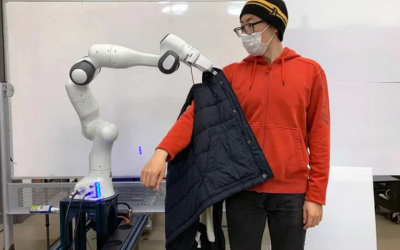 Desarrollan robot que ayudaría a personas con movilidad reducida a vestirse