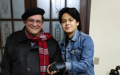 Leonardo Viscarra entrega una mano robótica a un niño de 6 años gracias a la Fundación José Ramallo Guillén de Tarija de Bolivia