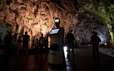 Robot Perséfone guía a visitantes por cueva griega