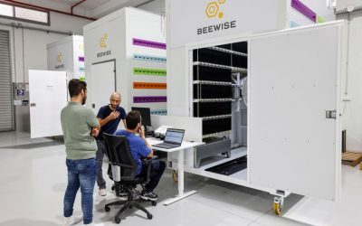 Abejas se refugian en una colmena robótica