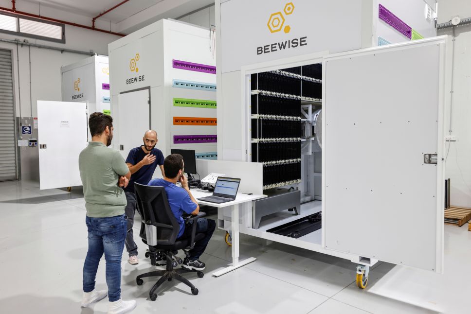 Abejas se refugian en una colmena robótica
