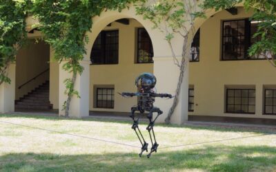 Este inquietante robot-drone puede caminar, volar y hasta mantener el equilibrio en la cuerda floja