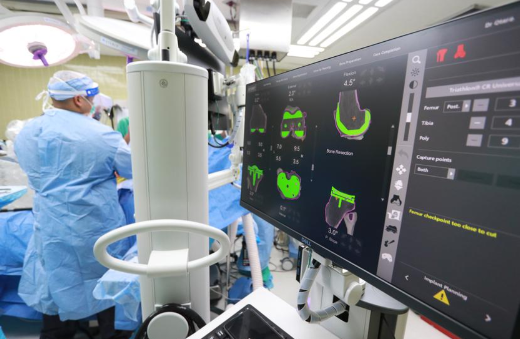 Histórica operación: Hospital de la UPR realiza primer reemplazo de rodilla con un robot