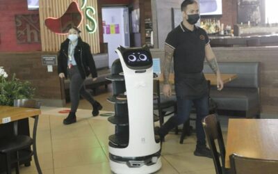 Hasta con propina: Garzones robot son un éxito en restaurant del Costanera Center