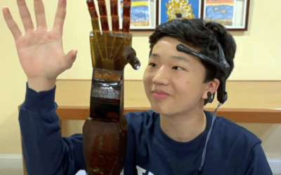 Un joven de solo 17 años ha diseñado un increíble brazo robot que puede controlar con la mente