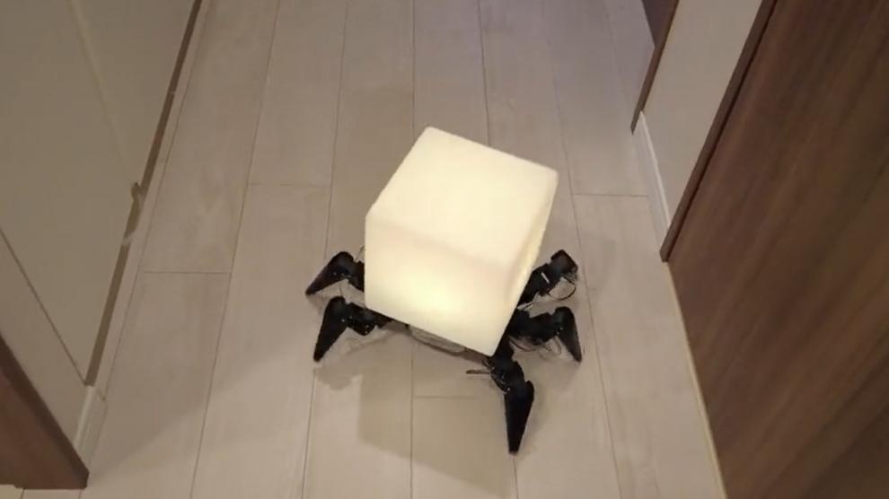 Un japonés crea una escalofriante lámpara robótica con forma de araña que arrasa en las redes