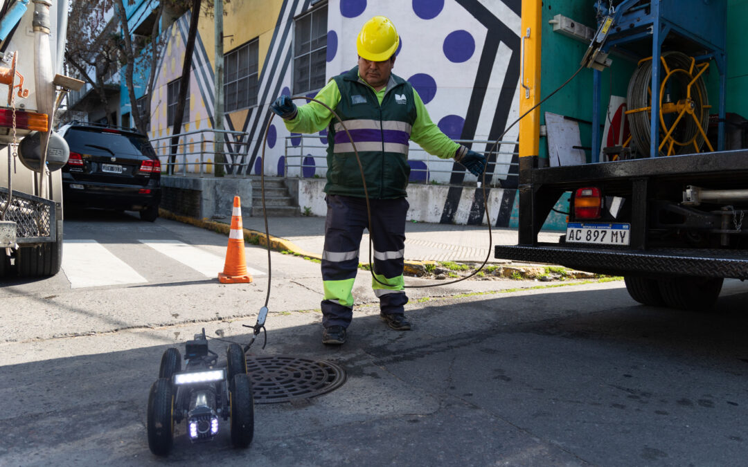 Wall E, el robot que recorre y mantiene limpios los desagües de la Ciudad