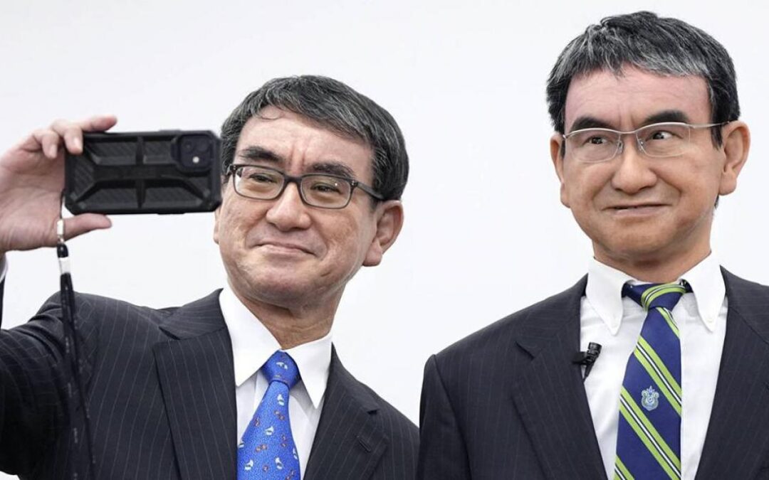 Ministro Digital de Japón presenta su robot avatar