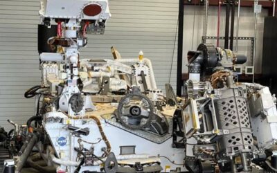 Ingeniero de la NASA construye robots espaciales capaces de escalar paredes de hielo y sumergirse en océanos extraterrestres