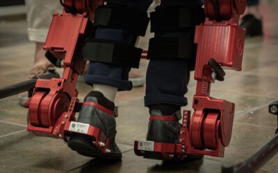“Súbeme al robot que quiero caminar”: llega a México el primer exoesqueleto para niños con parálisis cerebral