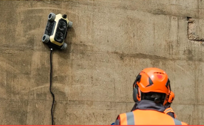 Este robot escala techos y paredes para que los trabajadores no tengan que hacerlo