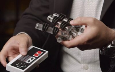 Desarrollan mano robótica capaz de jugar Super Mario Bros.