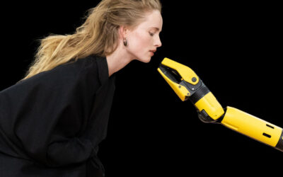 Un perro robot arranca la ropa a una modelo en el revolucionario desfile de Coperni en París