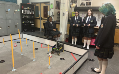 El equipo de robótica «The Dork Side» rompe las barreras STEM compitiendo por la Academia de Liderazgo para Mujeres Jóvenes