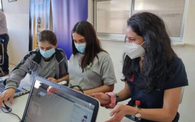 La Sociedad de Mujeres Ingenieras de Cal Poly organiza una competición de robótica Vex