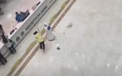 Video muestra a una mujer golpeando a robot en hospital chino