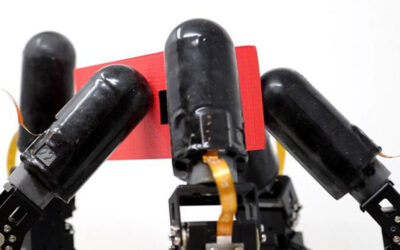 Crean con IA la primera mano robótica hipersensible: puede sentir lo que toca