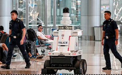 ¿Robocop o Black Mirror? El verdadero policía robot que patrulla el aeropuerto de Singapur