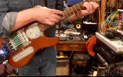 Tras 16 años, este ingeniero ha logrado construir un robot que te ayuda a tocar la guitarra, y es espectacular