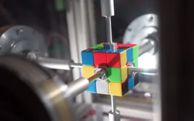 El hipnótico robot que es capaz de resolver el cubo de Rubik en medio segundo