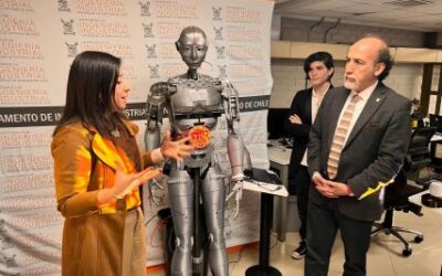 Conoce a Atom, un robot humanoide creador por estudiantes chilenos que puede hablar y dibujar