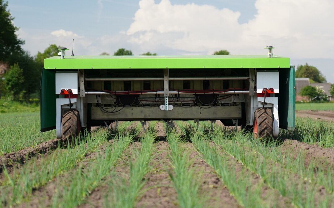 Este robot promete acabar con las malas hierbas (casi) sin químicos: tiene ruedas de tractor, un montón de sensores e IA