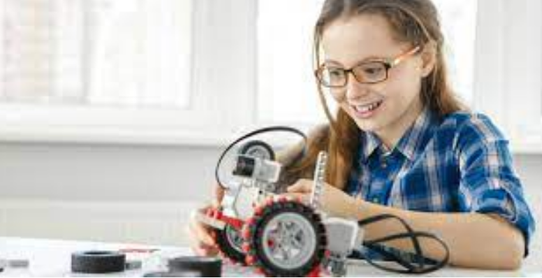Con talleres de robótica incentivan a niñas a participar en la ciencia