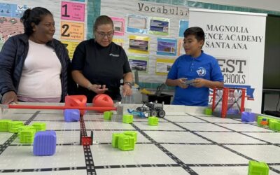 Padres inmigrantes latinos en EE.UU. se lanzan a estudiar robótica con sus hijos