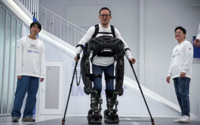 Cómo es el exoesqueleto con IA que permite a personas parapléjicas caminar con ayuda robótica