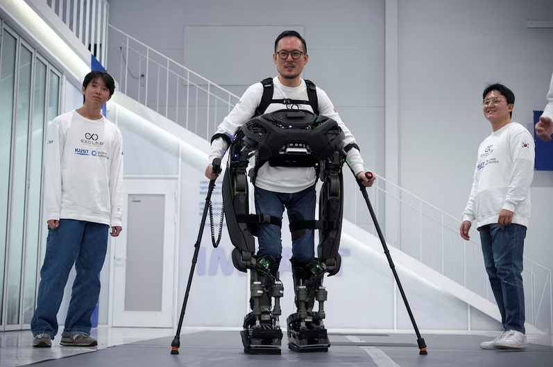Cómo es el exoesqueleto con IA que permite a personas parapléjicas caminar con ayuda robótica