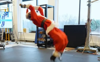 El robot humanoide Atlas hace una voltereta hacia atrás vestido de Papá Noel para celebrar la Navidad