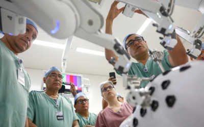 Médicos latinos se capacitan en Brasil para expandir la cirugía robótica en la región