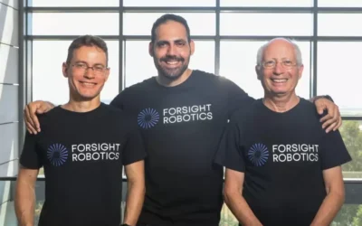 La startup de robótica quirúrgica que recaudó US$ 125 millones y está a punto de revolucionar las operaciones de cataratas