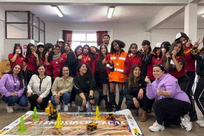 Con talleres de robótica, niñas de Antofagasta y Calama exploran el mundo STEM