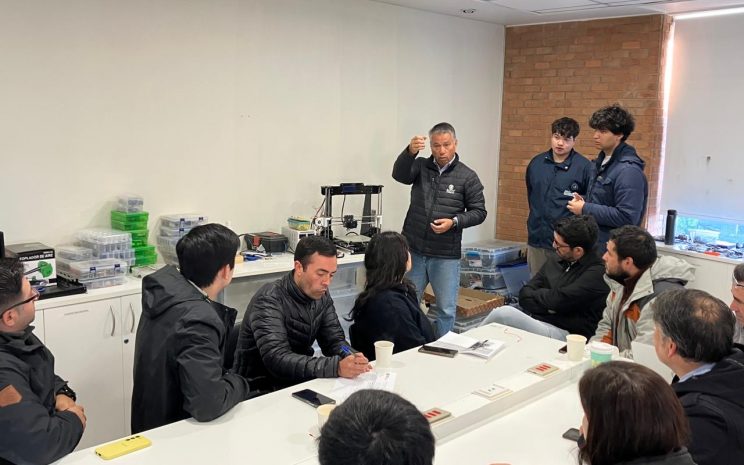 Proyecto emblemático Innova-Emprende fortalece competencias docentes con taller de robótica
