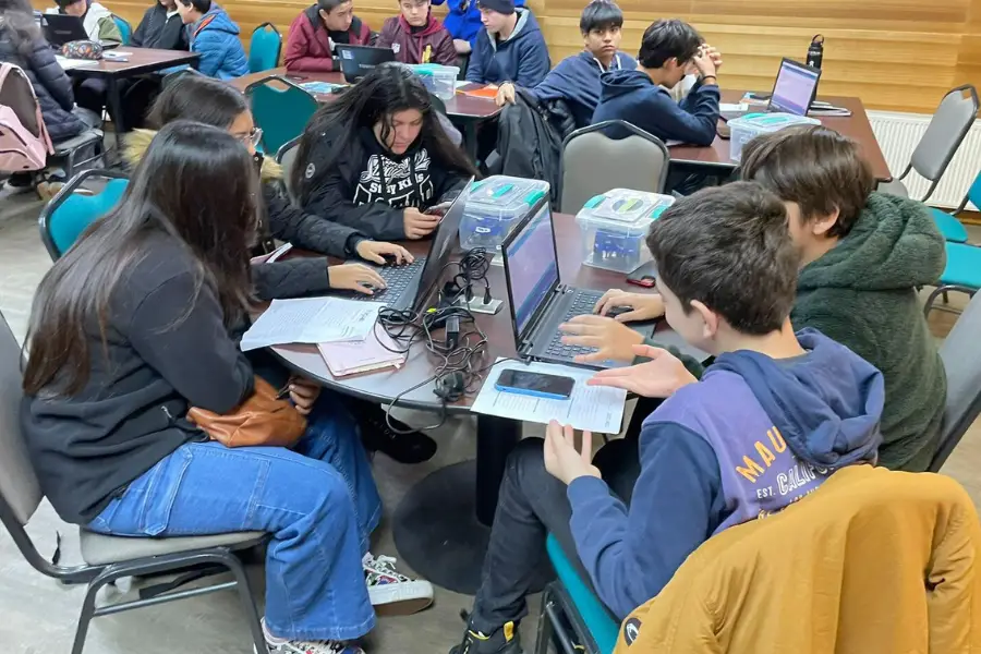 Fundación Mustakis: Jóvenes de La Araucanía exploran la robótica y los videojuegos en la UFRO