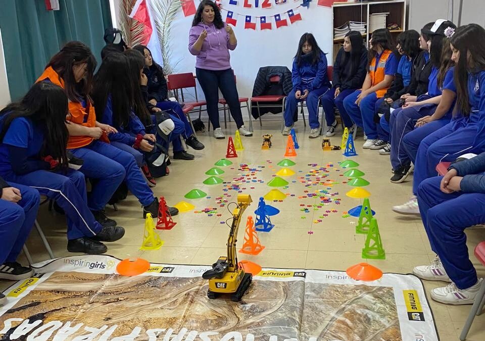 Niñas de Los Andes se abren camino en la robótica con talleres STEM