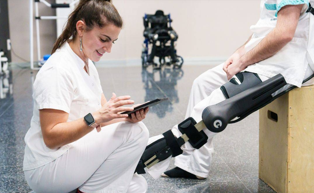 «Volver a caminar por mí mismo»: Quirónsalud Bizkaia impulsa la neurorrehabilitación robótica